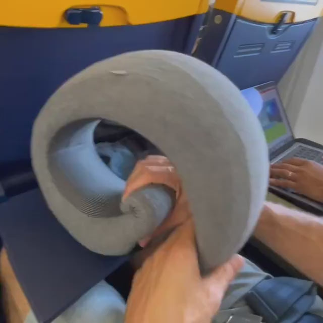 Charger la vidéo : Coussin de Voyage avec Rangement